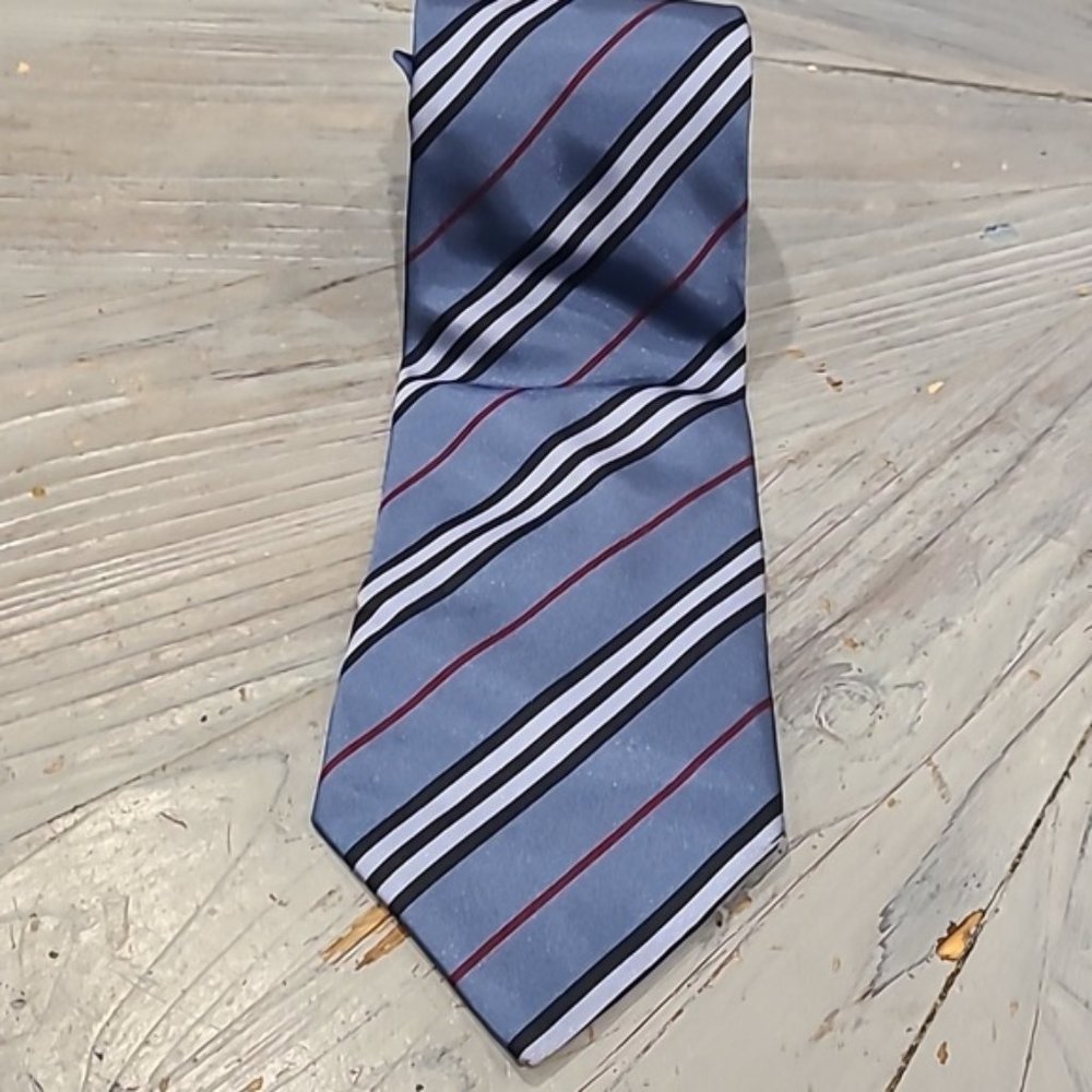Burberry classic pattern 100% silk tie